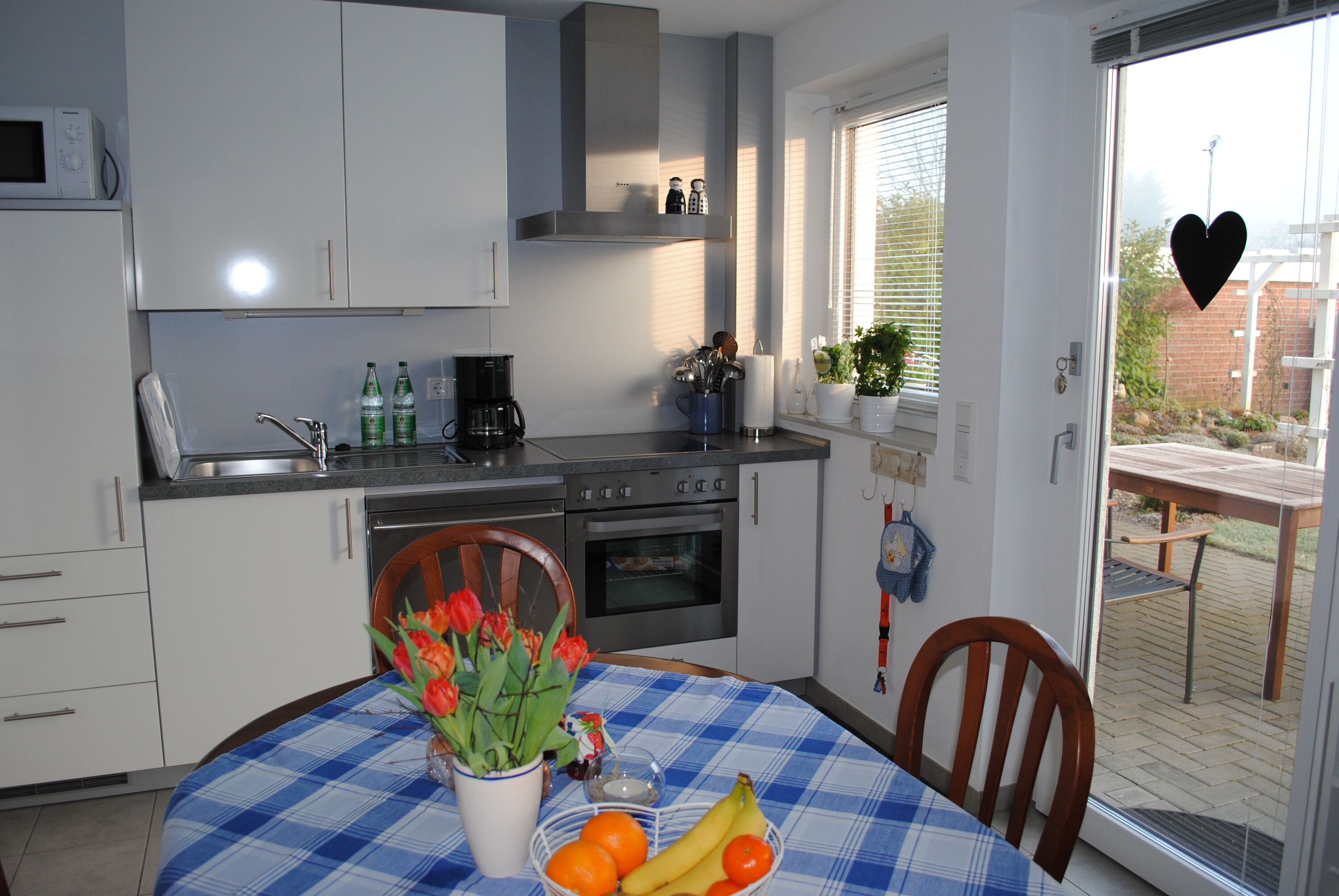 Eßtisch mit Blick auf die Küche und in den Garten