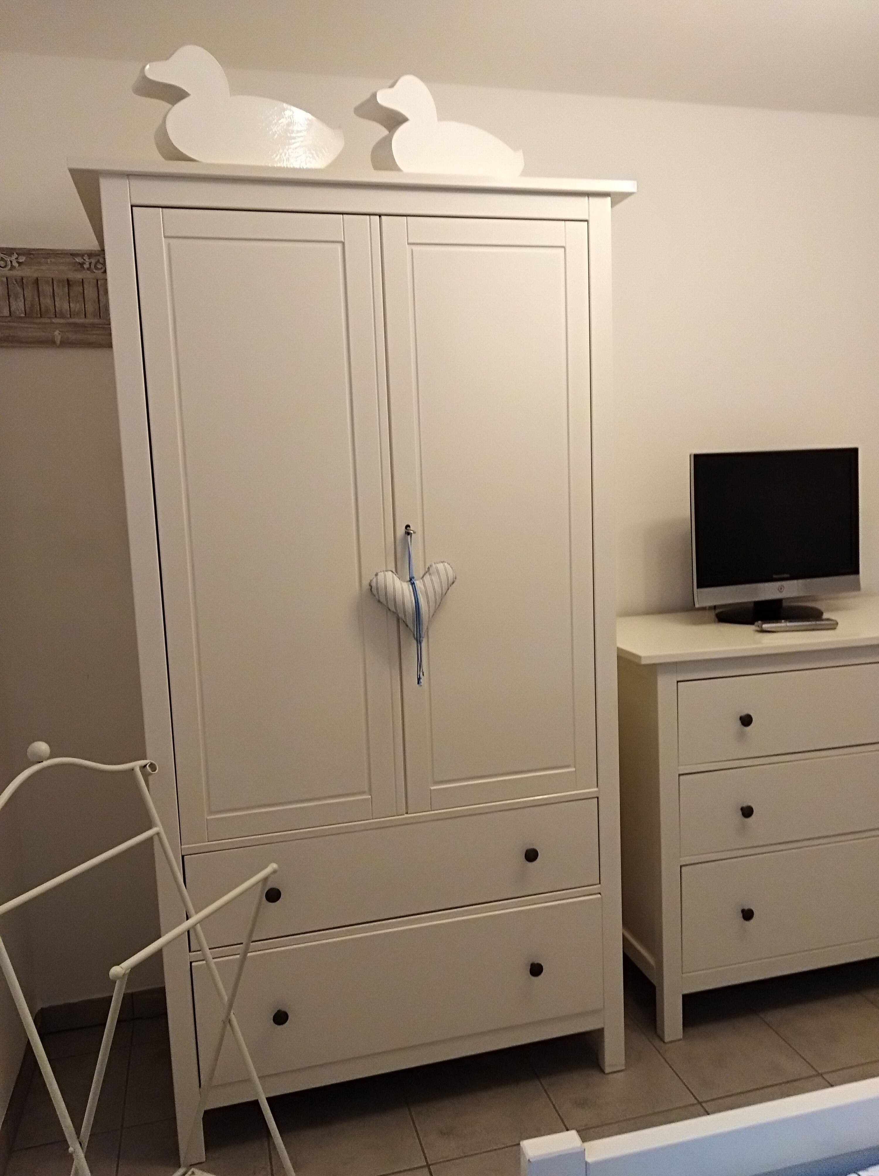 Kleiderschrank und Kommode