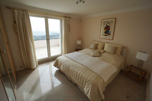 Schlafzimmer 1 mit Ausgang zur Terrasse