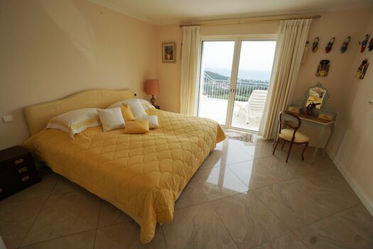 Schlafzimmer 3 mit Ausgang zu einer Terrasse