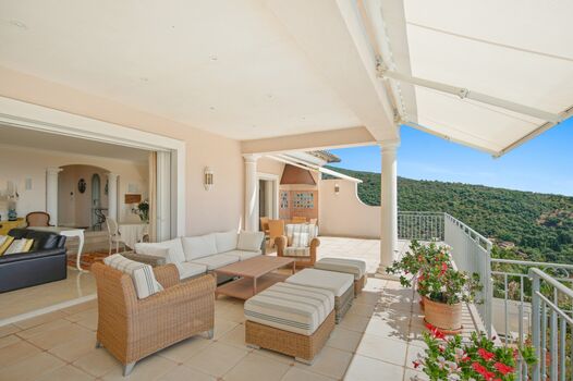 großzügige Terrassenanlagen