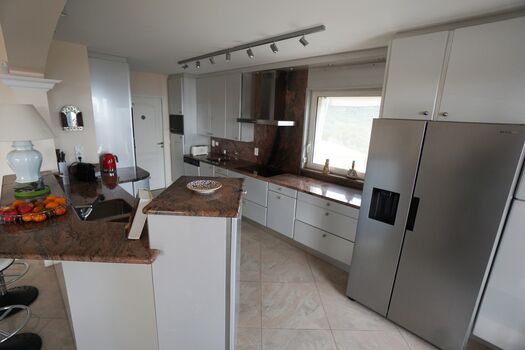 mehr als großzügig ausgestattete Küche