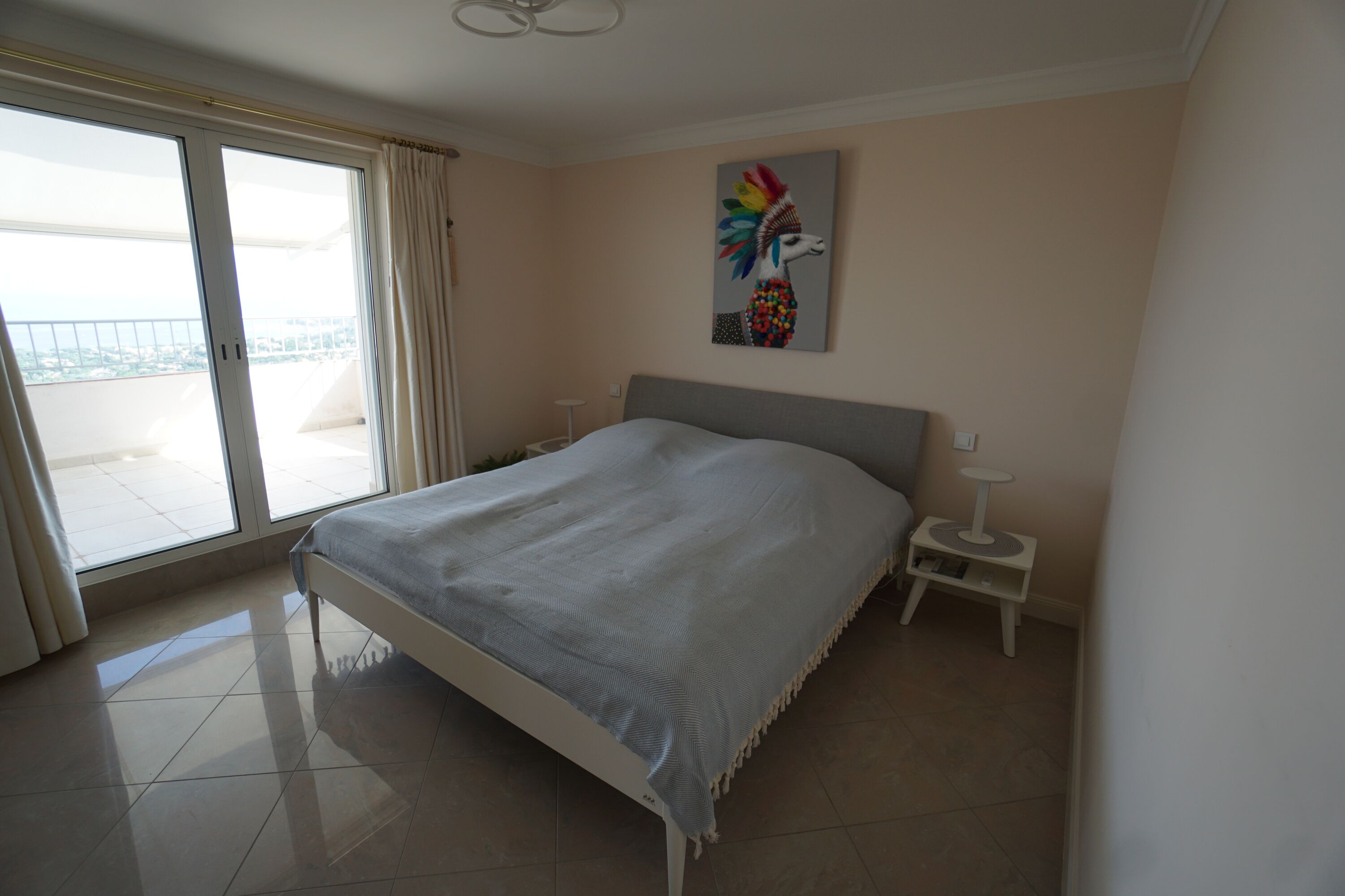 Schlafzimmer 3 mit Ausgang zu einer Terrasse