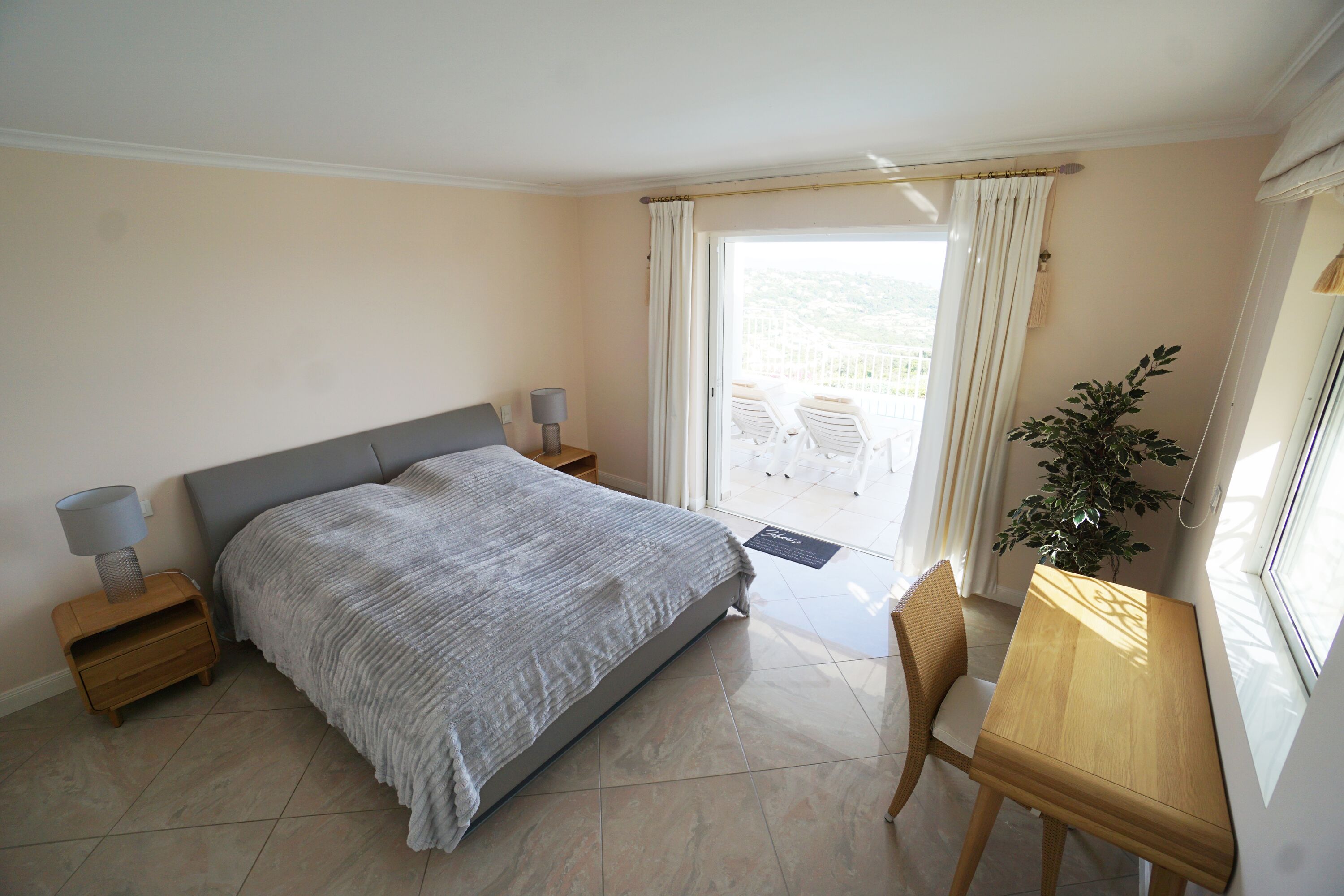 Schlafzimmer 1 mit Ausgang zur Terrasse