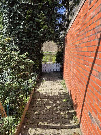 Weg zum Bach und Kanal