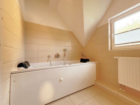 Bad DG mit Wanne / Whirlpool