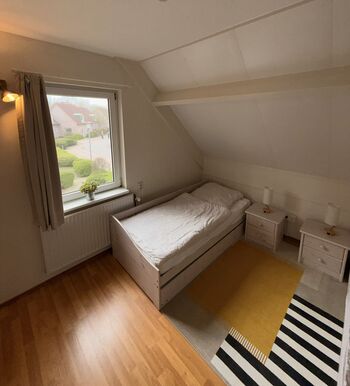 1. Schlafzimmer mit zwei Einzelbetten