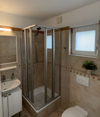 Badezimmer mit Dusche