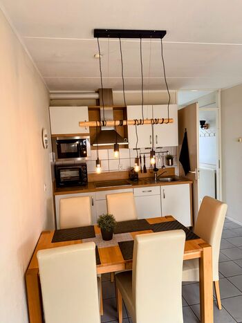 Esstisch und Küchenzeile