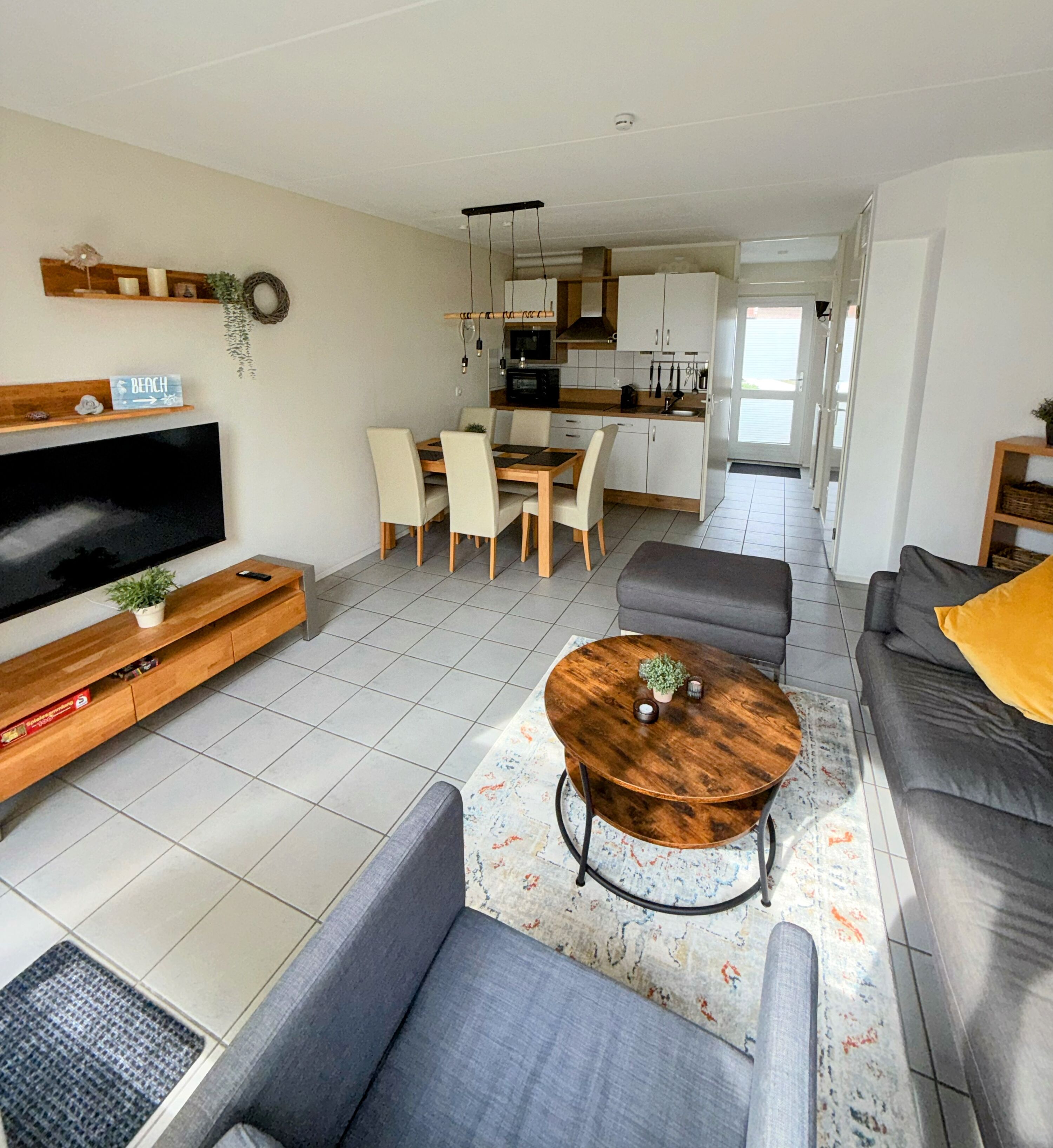Wohnzimmer mit Blick aufs Esszimmer und die Küchenzeile