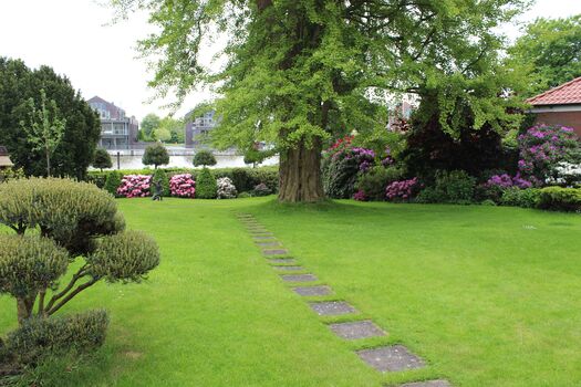 Garten mit Blick auf den Hafen