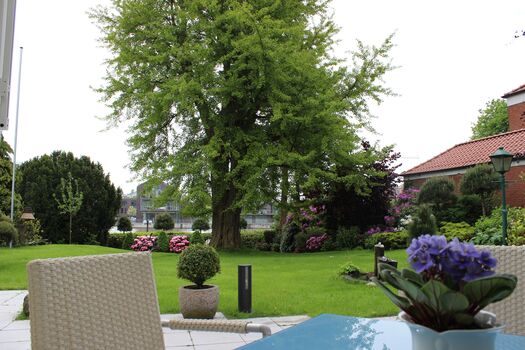 Terrasse mit Blick in den Garten