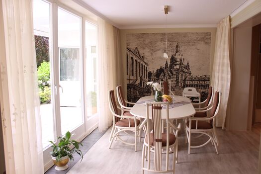 Esszimmer mit Blick in den Garten