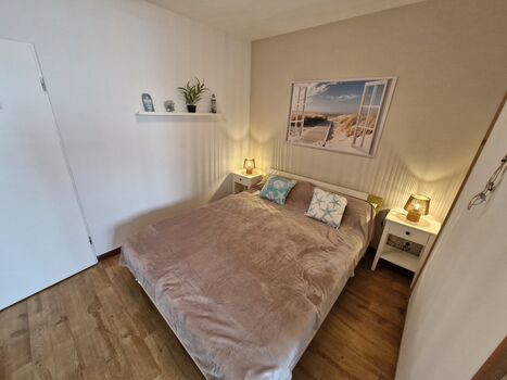 Das Schlafzimmer lässt sich mit einer Schiebetür vom Wohnzimmer abtrennen