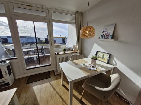 Essplatz mit Blick auf das Wasser