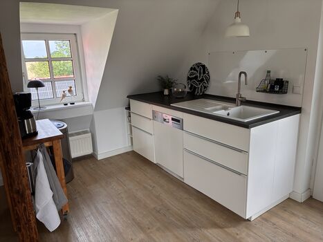 Küche mit Spülmaschine