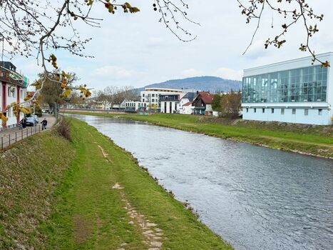 Direkt am Fluss zum Spazieren, Wandern und Radfahren
