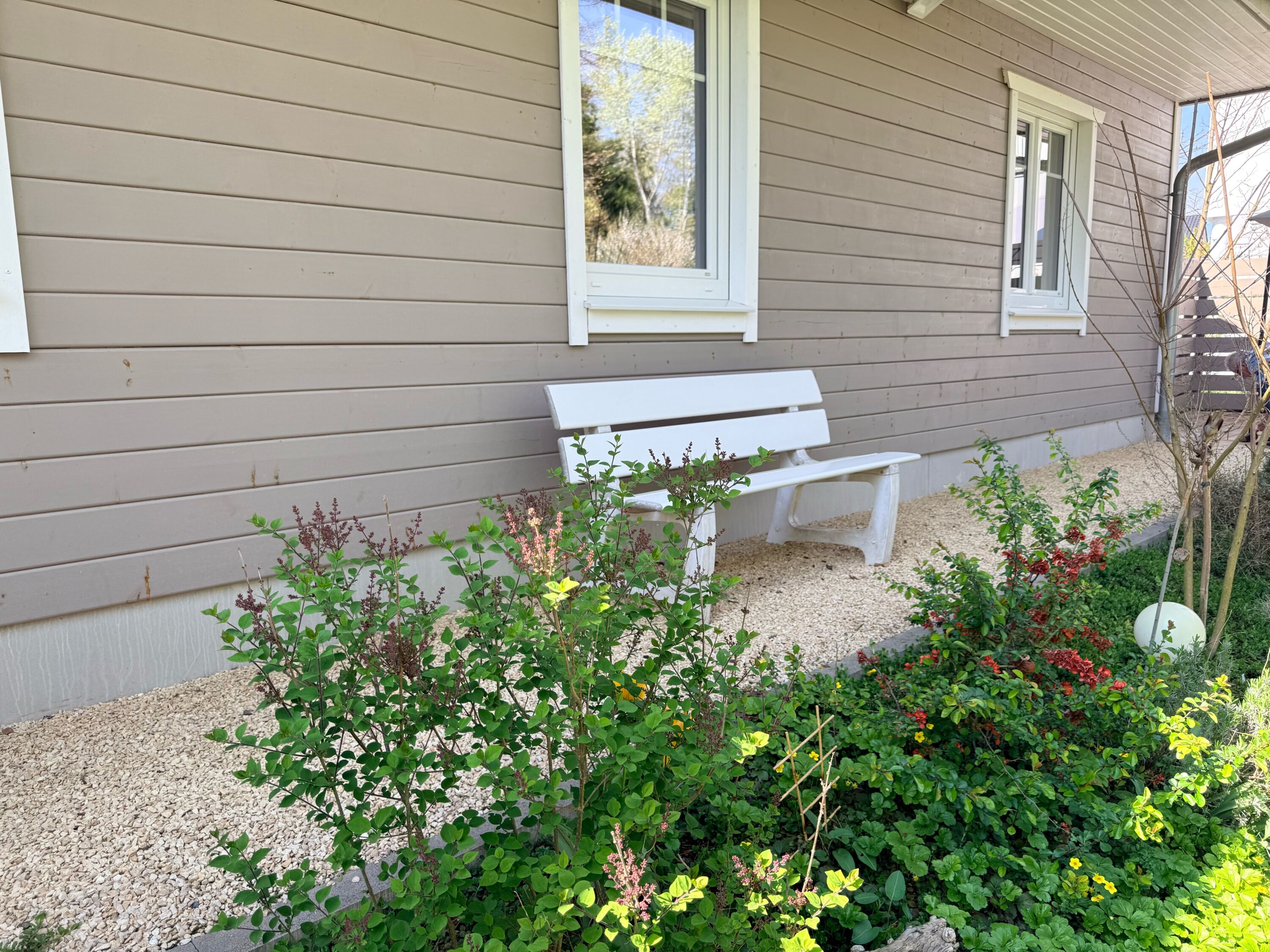 Hinter dem Haus