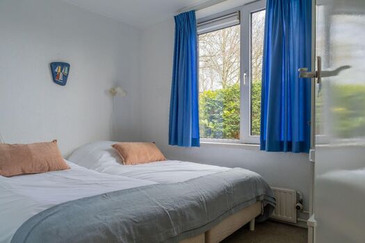 Schlafzimmer 1 mit 2 Einzel-Boxspringbetten und Kleiderschrank