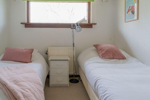 Schlafzimmer 2 mit 2 Einzel-Boxspringbetten und Kleiderschrank