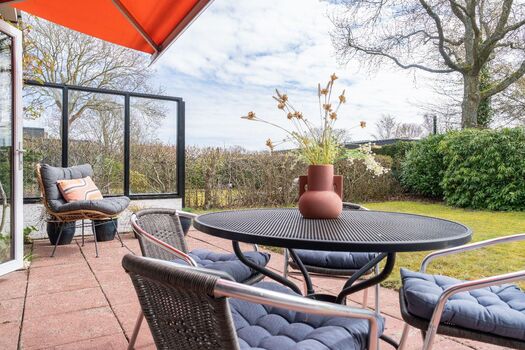 Die Terrasse mit Gartenmöbel und Markise