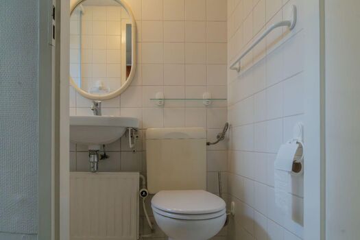 Badezimmer 1 mit Dusche, Waschbecken und Toilette