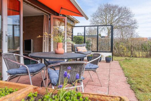 Die sonnige Terrasse mit Markise