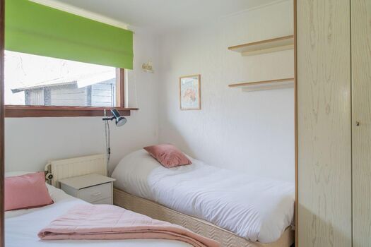 Schlafzimmer 2 mit 2 Einzel-Boxspringbetten und Kleiderschrank