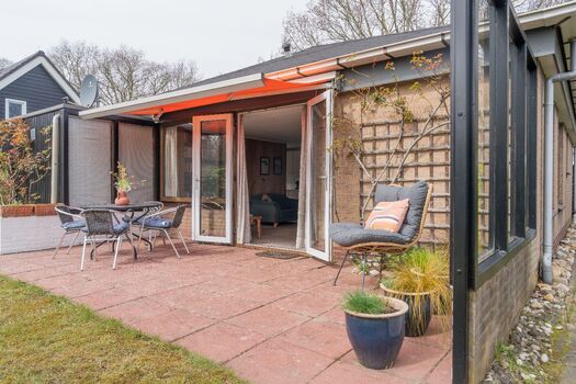 Die Terrasse mit Gartenmöbel und Markise