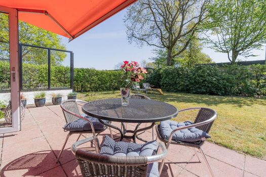 Die Terrasse mit Gartenmöbel und Markise