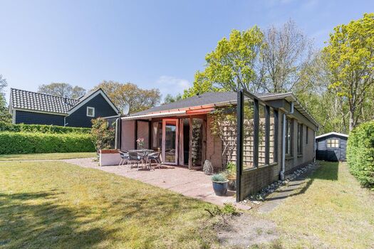 Die Terrasse mit Gartenmöbel und Markise