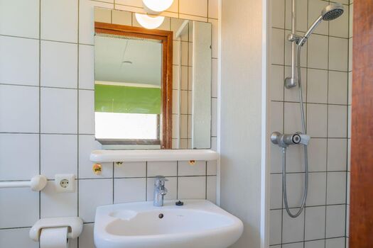Badezimmer 2 mit Dusche, Waschbecken und Toilette