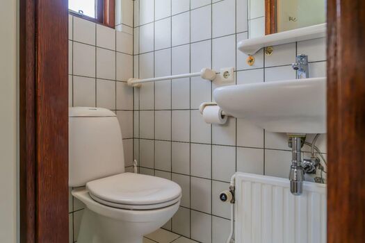 Badezimmer 2 mit Dusche, Waschbecken und Toilette