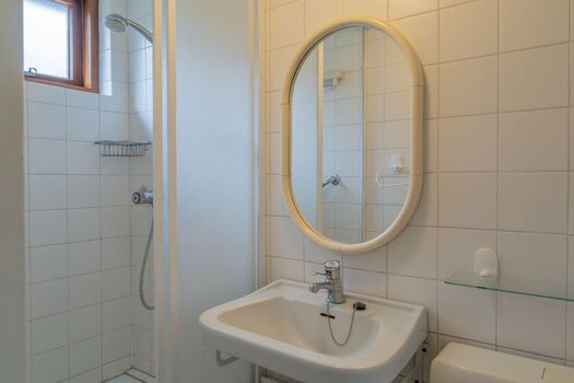 Badezimmer 1 mit Dusche, Waschbecken und Toilette