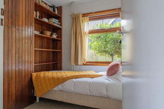 Schlafzimmer 3 mit Einzel-Boxspringbett und Kleiderschrank