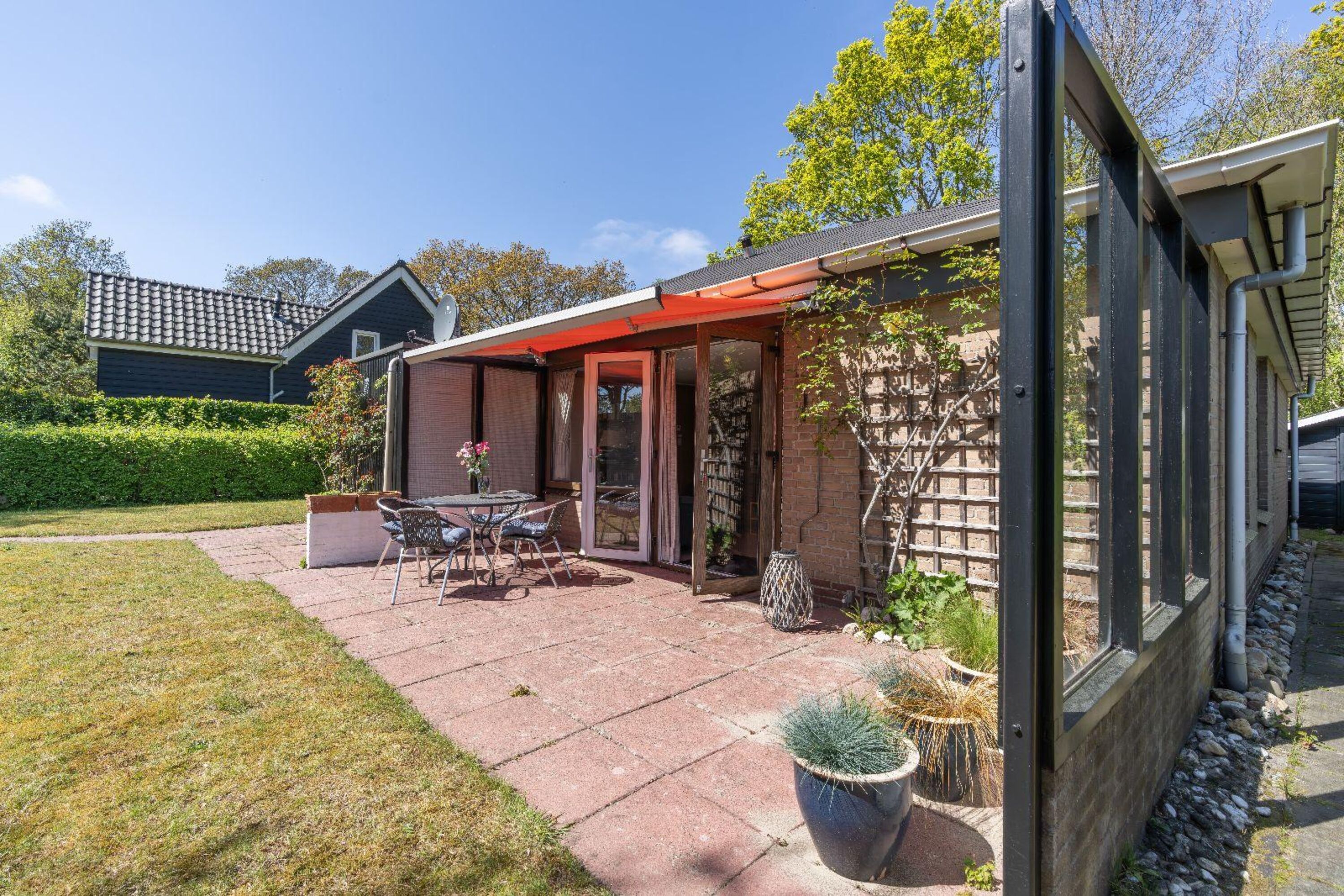 Die Terrasse mit Gartenmöbel und Markise