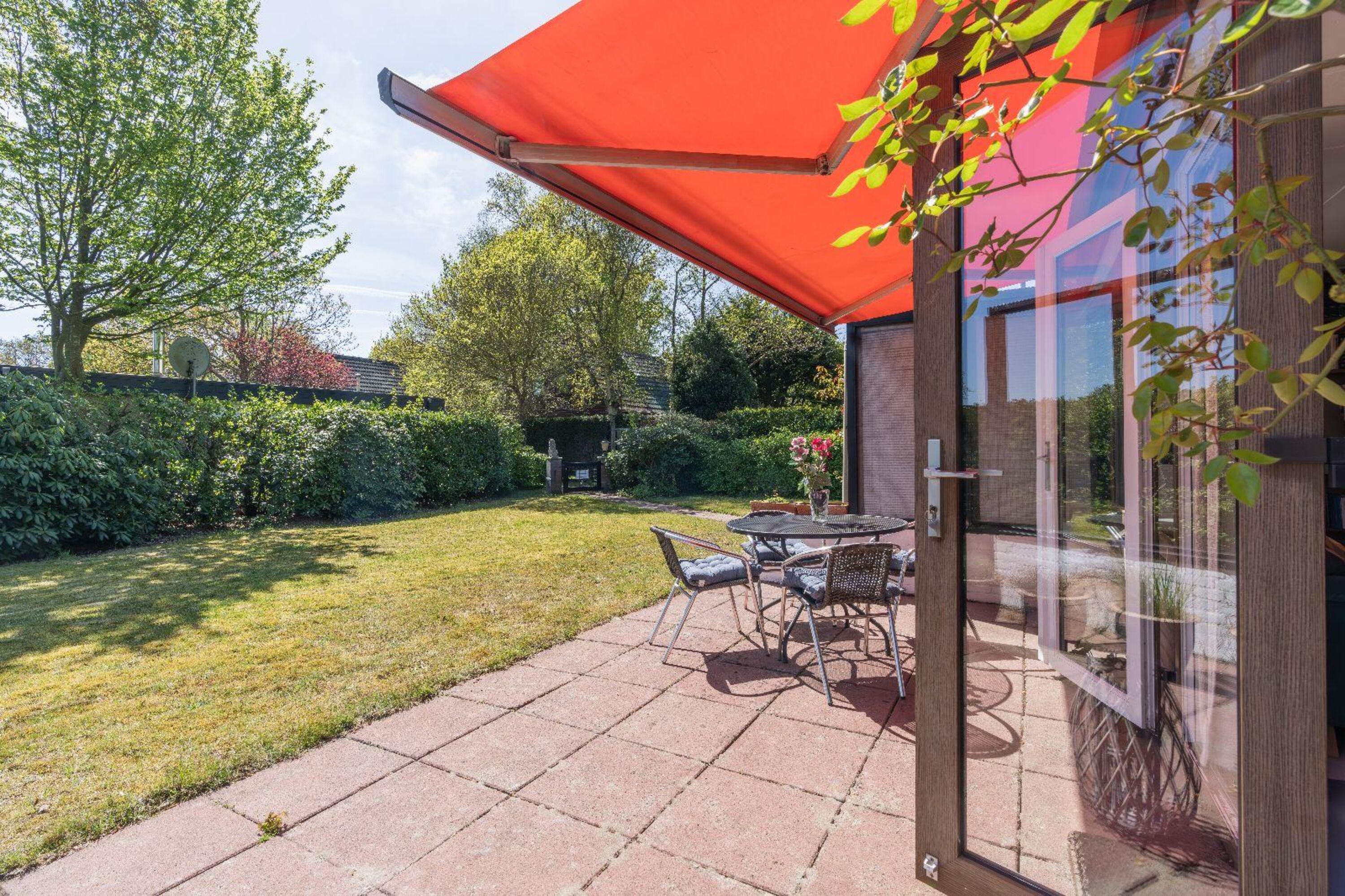 Die sonnige Terrasse mit Markise