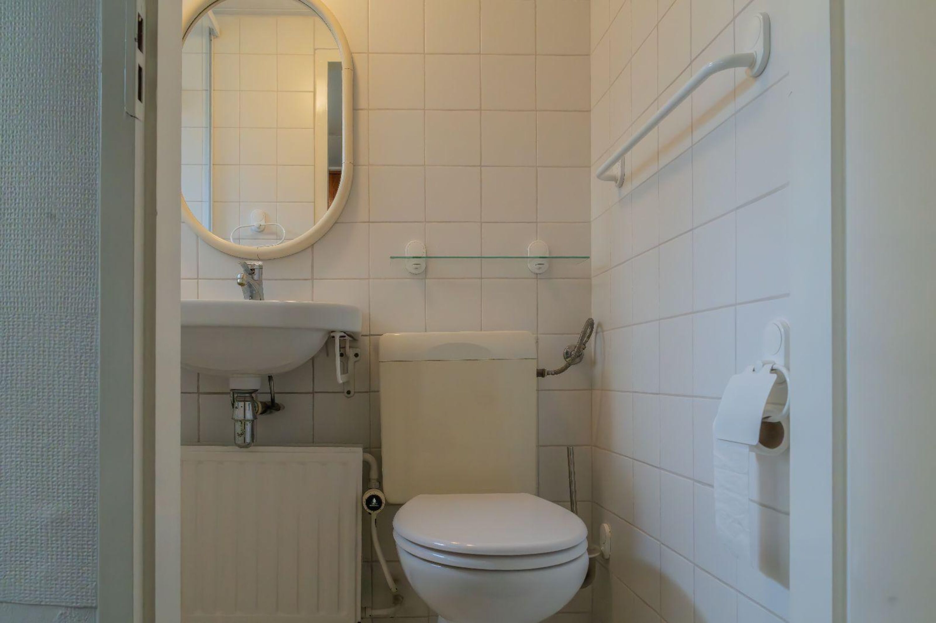 Badezimmer 1 mit Dusche, Waschbecken und Toilette