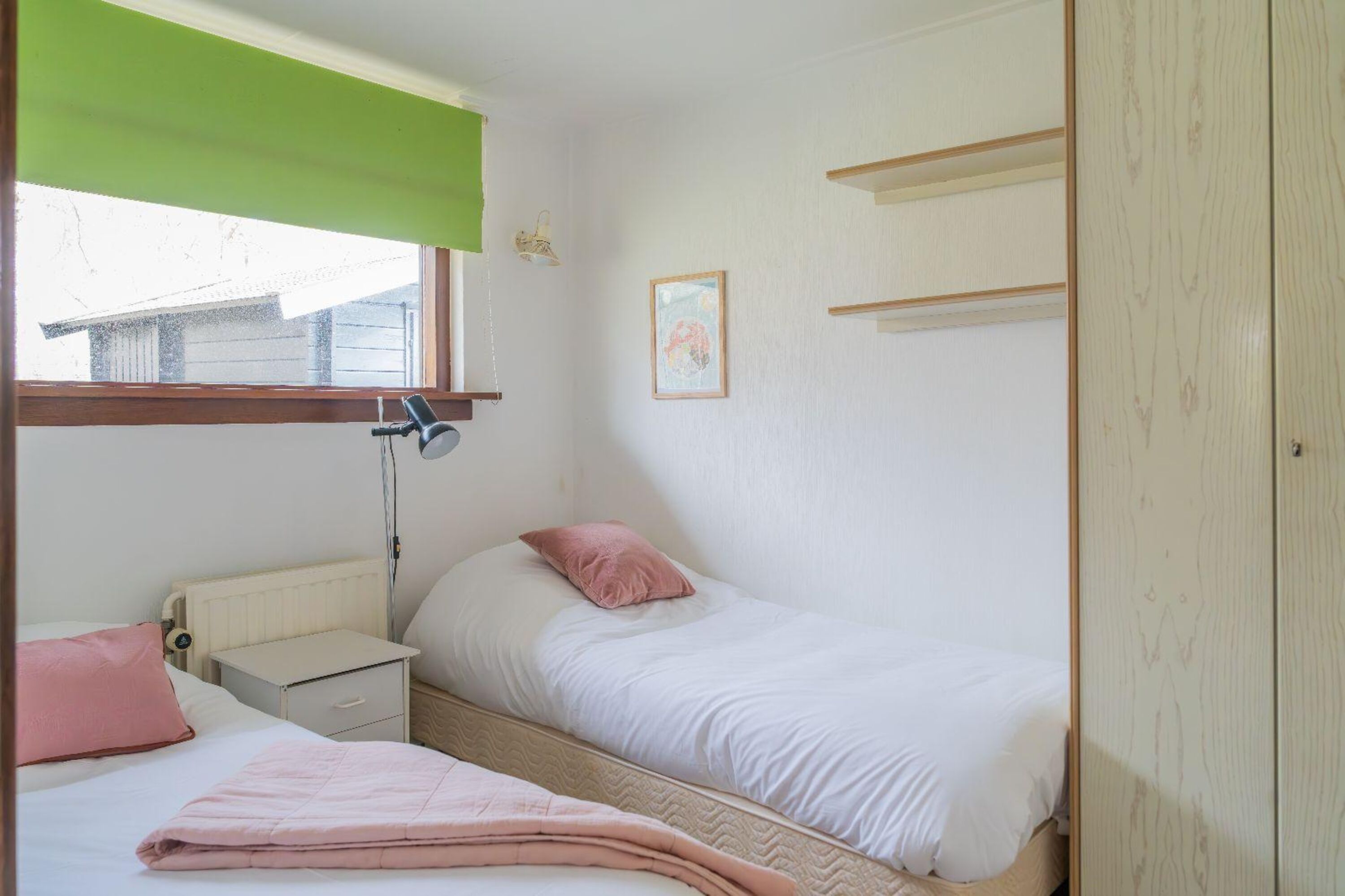 Schlafzimmer 2 mit 2 Einzel-Boxspringbetten und Kleiderschrank