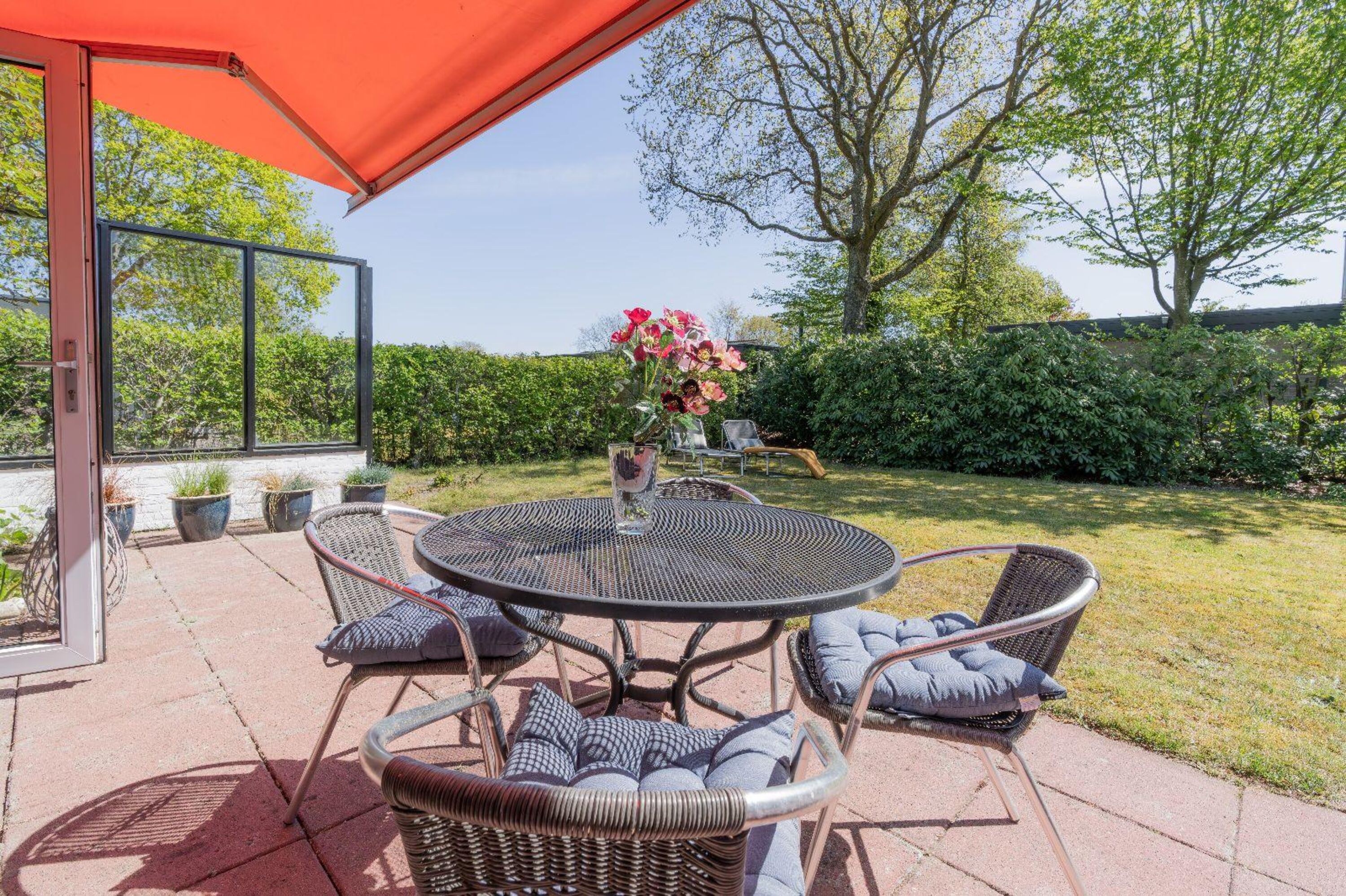 Die Terrasse mit Gartenmöbel und Markise