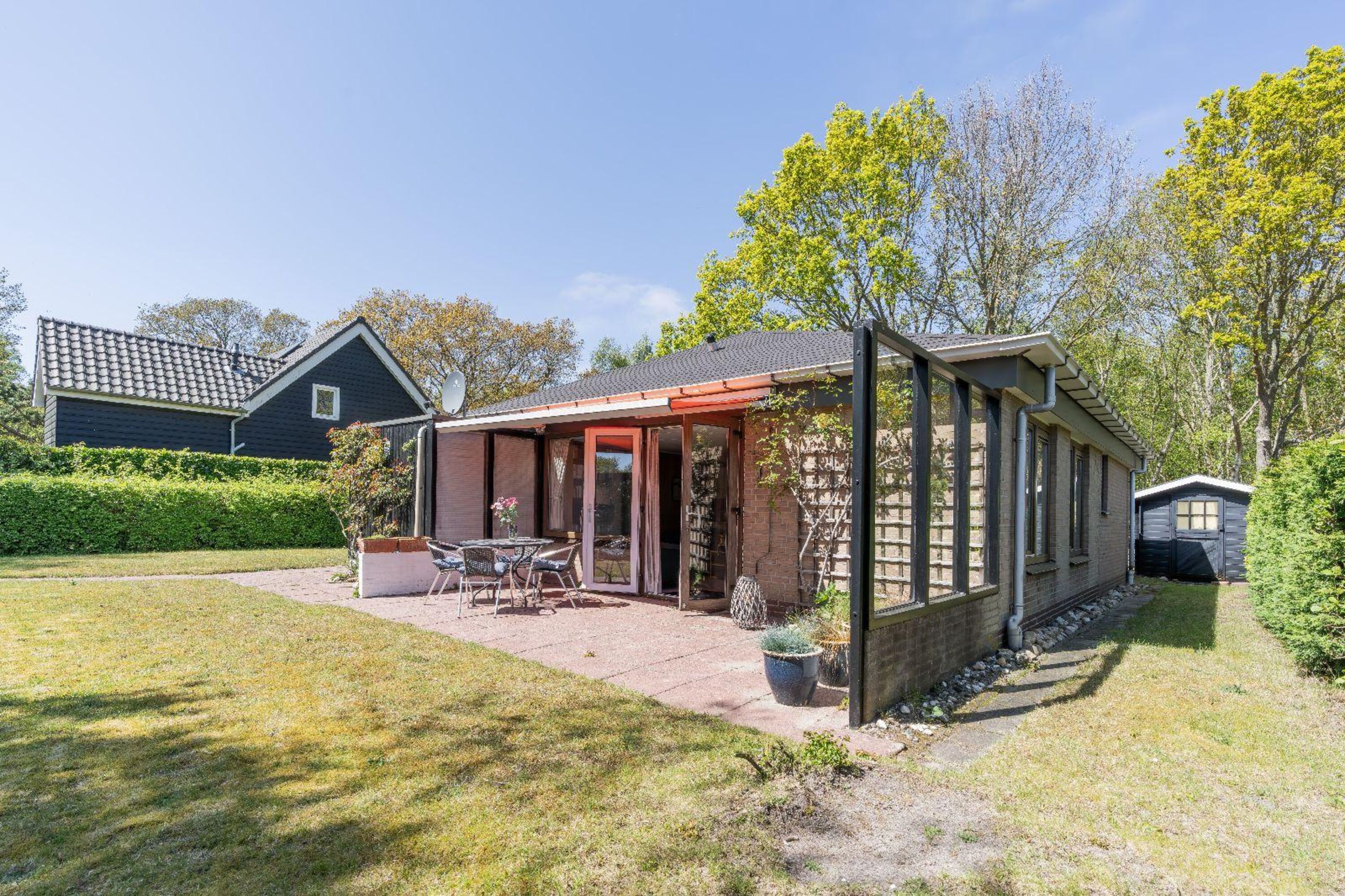 Die Terrasse mit Gartenmöbel und Markise