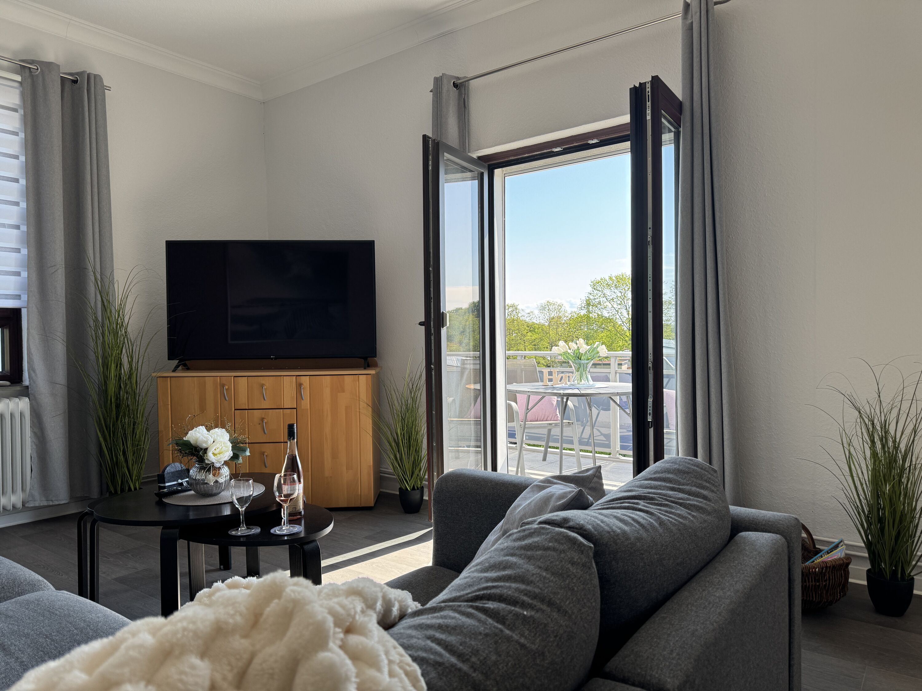 Wohnzimmer mit Zugang zum Balkon