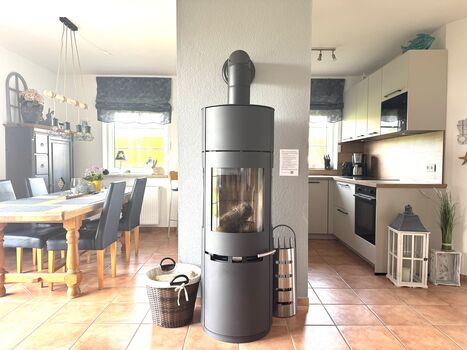 Esszimmer, Kaminofen und Küche