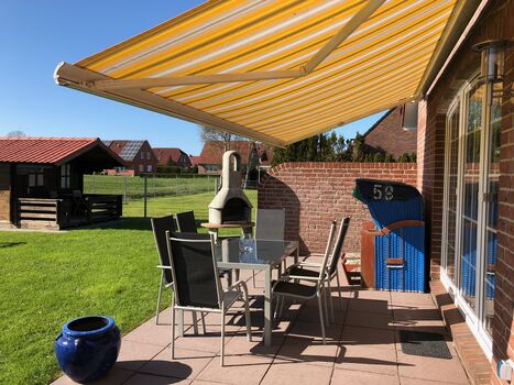 Terrasse mit Kamin und Strandkorb