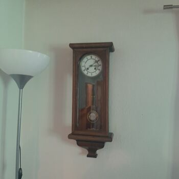 Historische Wanduhr (Original Wiener Regulator) aus dem Familienbestand der Großeltern - ein charaktervolles Detail im Wohnbereich des Ferienhauses Mildner