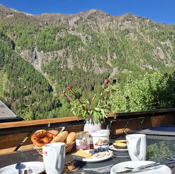 Frühstück vom Balkon mit Panoramablick