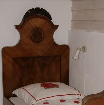 Das dritte Schlafzimmer mit zwei aufwendig restaurierten Originalbetten aus Familienbesitz verbindet historischen Alpencharme mit angenehmen modernen Schlafkomfort