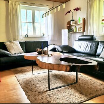 Das helle, sonnendurchflutete Wohnzimmer im Ferienhaus Mildner bietet einen großzügigen Raum zum Entspannen und Zusammensein