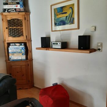 Liebevoll integrierte Details im Wohnbereich: eine Spieleschrank und eine kleine Stereoanlage sorgen für gemütliche Abende und gemeinsame zeit im Ferienhaus Mildner