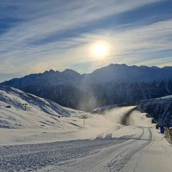 Skigebiet Heiligenblut am Großglockner bei strahlender Mittagssonne- perfekt präparierte Pisten inmitten der beeindruckenden Bergkulisse der Hohen Tauern.